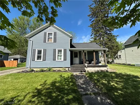 994 Center St, Grafton, OH 44044