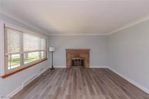 Living - 438 E Sprague Rd, Broadview Heights, OH 44147 photo 5 of 6