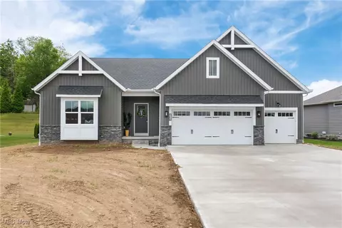 568 Woodlands Glen Ave, Hartville, OH 44632