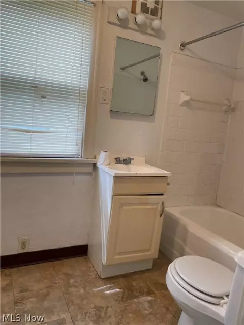 Entry Way - 2242 E 33rd St, Lorain, OH 44055 photo 1 of 5