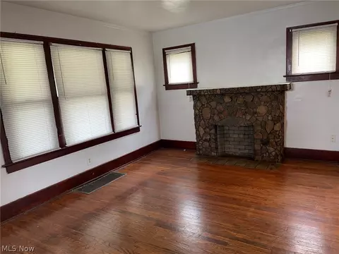 Living - 2242 E 33rd St, Lorain, OH 44055 photo 6 of 7