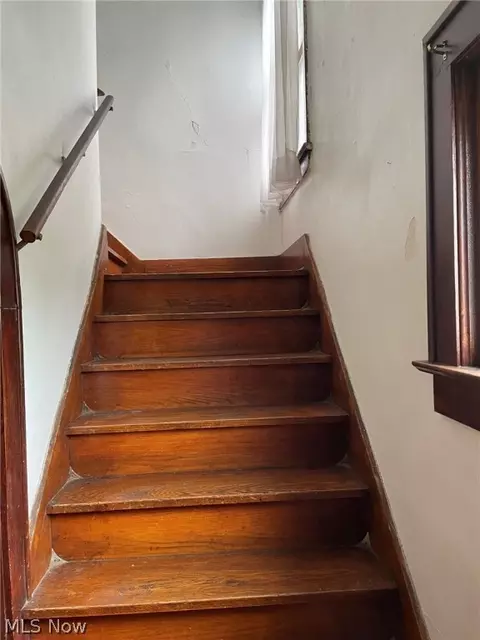 Entry Way - 2242 E 33rd St, Lorain, OH 44055 photo 3 of 5