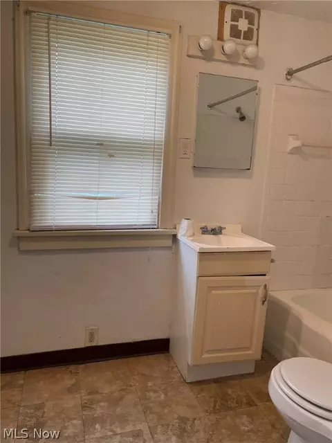 Bath - 2242 E 33rd St, Lorain, OH 44055 photo 2 of 4