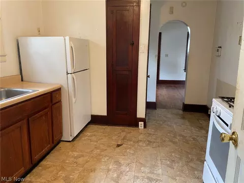 Entry Way - 2242 E 33rd St, Lorain, OH 44055 photo 2 of 5