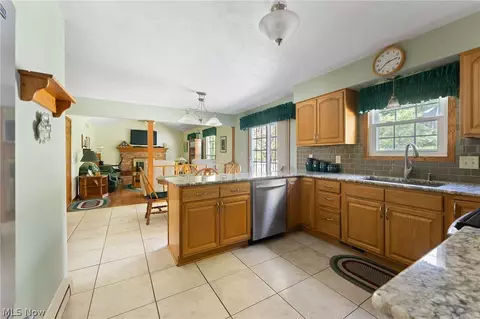 Kitchen - 609 Cathy Ann Dr, Boardman, OH 44512 photo 2 of 4
