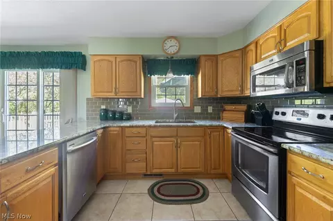 Kitchen - 609 Cathy Ann Dr, Boardman, OH 44512 photo 3 of 4