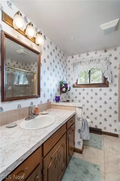 Bath - 2201 Mark Dr, Lorain, OH 44052 photo 1 of 2