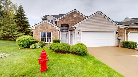 328 Cobblestone Dr, Mayfield, OH 44143