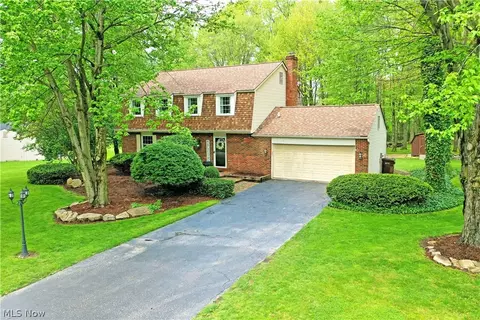 8831 Sherwood Dr NE, Warren, OH 44484