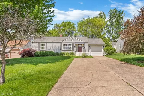 444 Hazel St, Girard, OH 44420