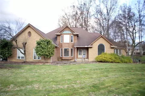 581 Williamsburg Dr, Highland Heights, OH 44143
