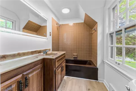 Bath - 4580 Brookwood Rd, Boardman, OH 44512 photo 3 of 4