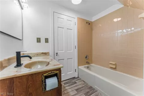 Bath - 4580 Brookwood Rd, Boardman, OH 44512 photo 2 of 4