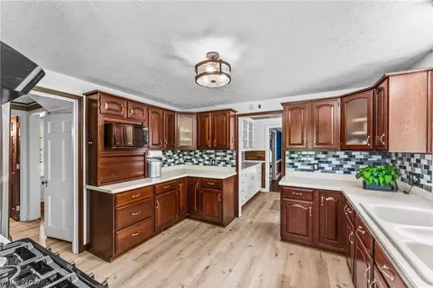 Kitchen - 4580 Brookwood Rd, Boardman, OH 44512 photo 2 of 3