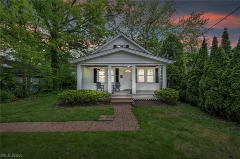 5100 Oakmont Dr, Lyndhurst, OH 44124