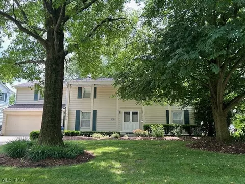 5290 Meadow Wood Blvd, Lyndhurst, OH 44124