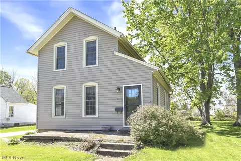 1021 Center St, Grafton, OH 44044