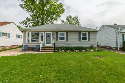 30208 Royalview Dr, Willowick, OH 44095