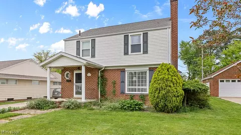 2130 Belleflower Dr, Alliance, OH 44601