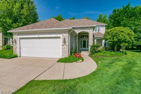 374 W Glengary Cir, Highland Heights, OH 44143