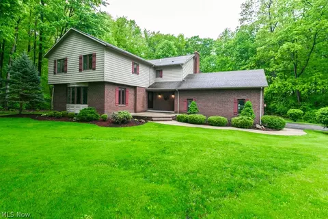 8190 Knightsbridge Ln, Concord, OH 44060