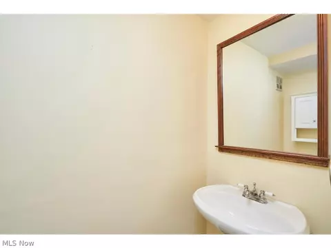 Bath - 63 Nottoway Ct, Akron, OH 44313 photo 1 of 2