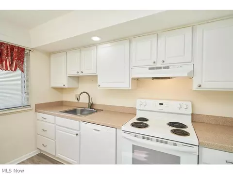 Kitchen - 63 Nottoway Ct, Akron, OH 44313 photo 3 of 3