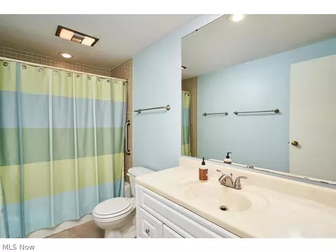 Bath - 63 Nottoway Ct, Akron, OH 44313 photo 2 of 2