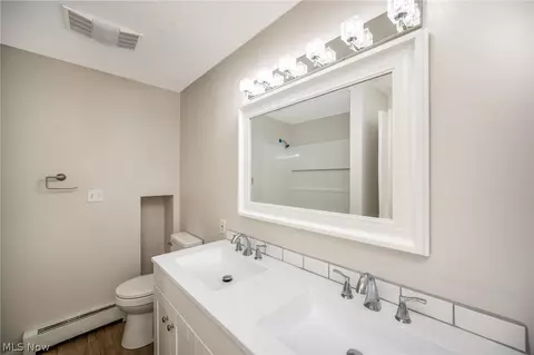 Bath - 916 Meadview Dr, Seven Hills, OH 44131 photo 1 of 4