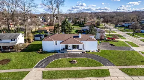 View/Area - 916 Meadview Dr, Seven Hills, OH 44131 photo 2 of 6