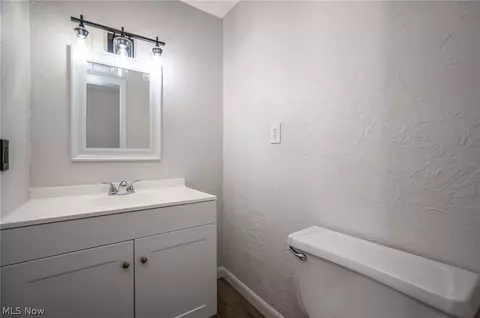 Bath - 916 Meadview Dr, Seven Hills, OH 44131 photo 4 of 4