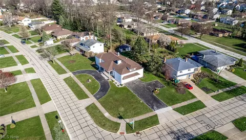 View/Area - 916 Meadview Dr, Seven Hills, OH 44131 photo 6 of 6
