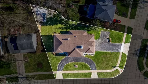 View/Area - 916 Meadview Dr, Seven Hills, OH 44131 photo 4 of 6