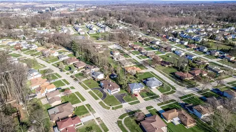 View/Area - 916 Meadview Dr, Seven Hills, OH 44131 photo 5 of 6