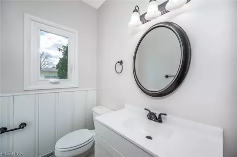 Bath - 916 Meadview Dr, Seven Hills, OH 44131 photo 2 of 4