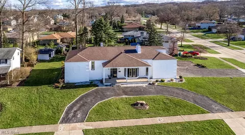 916 Meadview Dr, Seven Hills, OH 44131