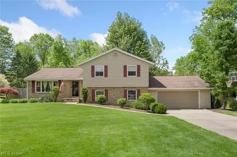 675 Fairwood Dr, Tallmadge, OH 44278