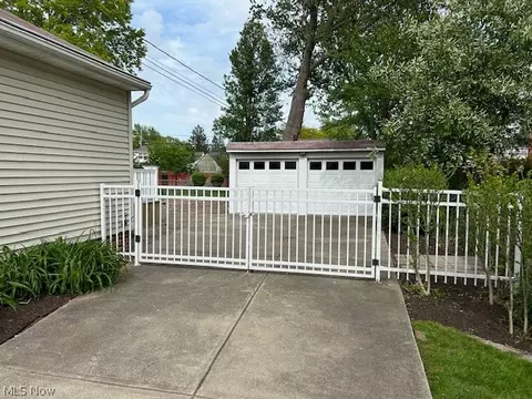 345 E 218th St, Euclid, OH 44123 photo 3