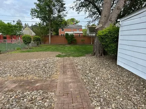 345 E 218th St, Euclid, OH 44123 photo 5