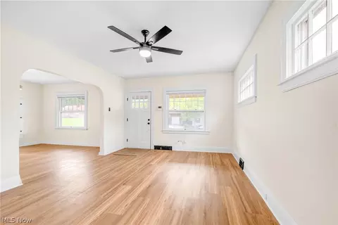5258 Erwin St, Maple Heights, OH 44137 photo 9