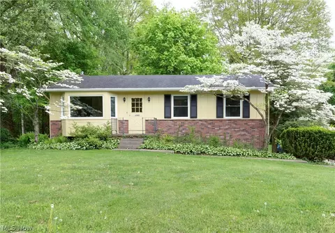 1042 Hillcrest Dr, Tallmadge, OH 44278
