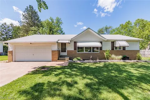 8418 Parkdale Dr, North Royalton, OH 44133