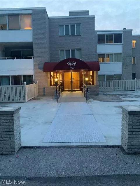 520 Meredith Ln #418, Cuyahoga Falls, OH 44223