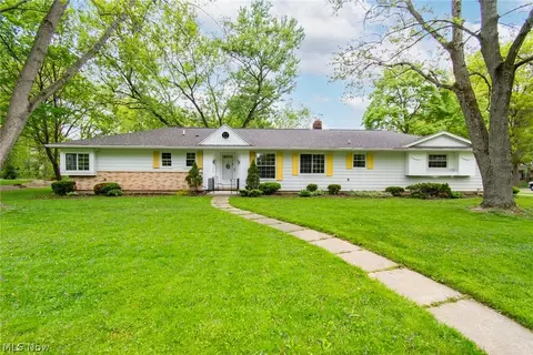176 Pembroke Rd, Fairlawn, OH 44333