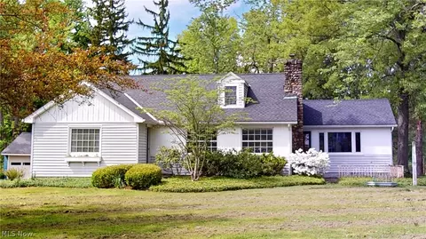 104 Paw Paw Lake Dr, Chagrin Falls, OH 44022