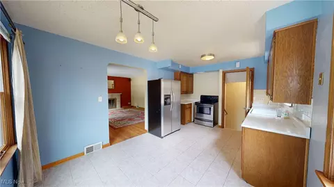 29280 White Rd, Willoughby Hills, OH 44092 photo 4