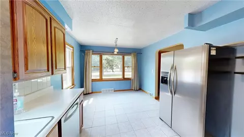29280 White Rd, Willoughby Hills, OH 44092 photo 2