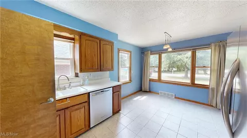 29280 White Rd, Willoughby Hills, OH 44092 photo 5