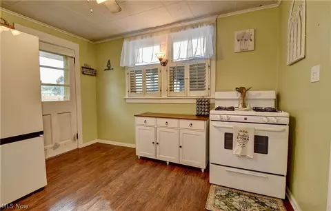 Kitchen - 18373 5th St, Beloit, OH 44609 photo 2 of 2