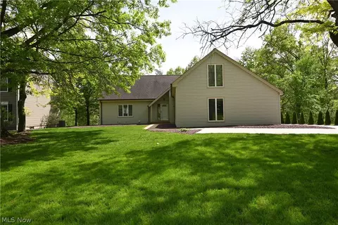 181 Sawmill Run Dr, Canfield, OH 44406